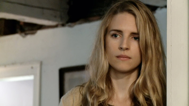 Als die 17-jährige Rhoda Williams (Brit Marling) einen Studienplatz an einer renommierten Universität bekommt, feiert sie ausgiebig und verursacht in dieser Nacht betrunken einen tödlichen Autounfall. Aus dem Gefängnis entlassen, sucht sie die Nähe des einzig Überlebenden ... – Bild: Puls 8 Als die 17-jährige Rhoda Williams (Brit Marling) einen Studienplatz an einer renommierten Universität bekommt, feiert sie ausgiebig und verursacht in dieser Nacht betrunken einen tödlichen Autounfall. Aus dem Gefängnis entlassen, sucht sie die Nähe des einzig Überlebenden ... – Bild: Puls 8
