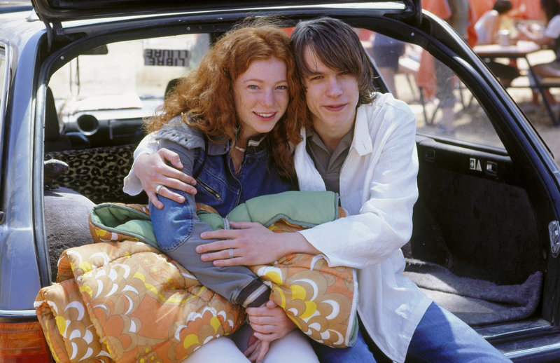 Küssen verboten, baggern erlaubt – Bild: Puls 8