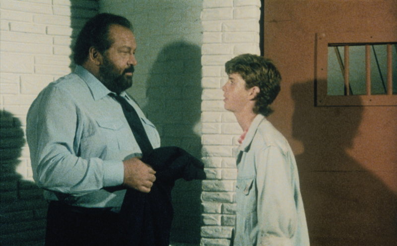 Als Genie (Bud Spencer, l.) seinen Meister Aladin (Luca Venantini, r.) bittet, ihn zusammen mit seiner Wunderlampe im Meer zu versenken, ist er geschockt - denn der Flaschengeist ist für ihn schon fast zum Freund und Vaterersatz geworden ... – Bild: ProSieben Media AG © Cannon Films Als Genie (Bud Spencer, l.) seinen Meister Aladin (Luca Venantini, r.) bittet, ihn zusammen mit seiner Wunderlampe im Meer zu versenken, ist er geschockt - denn der Flaschengeist ist für ihn schon fast zum Freund und Vaterersatz geworden ... – Bild: ProSieben Media AG © Cannon Films