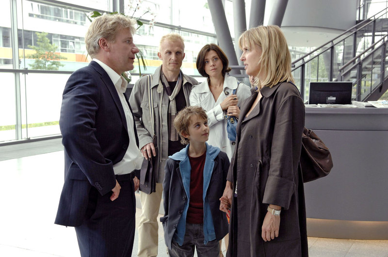 John (Jörg Schüttauf, l.) hat sich verspätet. Nika (Katharina Böhm, r.) ist darüber sehr wütend und liest ihm vor versammelter Mannschaft (Richard Sammel, 2.v.l.; Joel Eisenblätter, M.; Dominique Chiout, 2.v.r.) die Leviten. – Bild: ProSieben Media AG Sat.1 John (Jörg Schüttauf, l.) hat sich verspätet. Nika (Katharina Böhm, r.) ist darüber sehr wütend und liest ihm vor versammelter Mannschaft (Richard Sammel, 2.v.l.; Joel Eisenblätter, M.; Dominique Chiout, 2.v.r.) die Leviten. – Bild: ProSieben Media AG Sat.1