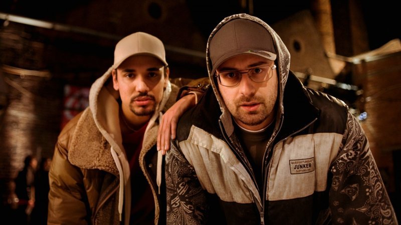 Ein Tape, ein Auftritt – und schon winkt ein Plattenvertrag: die Blutzbrüdaz Otis (Sido, r.) und Eddy (B-Tight, l.) … – Bild: ProSieben Media AG © 2011 Constantin Film Verleih GmbH Ein Tape, ein Auftritt – und schon winkt ein Plattenvertrag: die Blutzbrüdaz Otis (Sido, r.) und Eddy (B-Tight, l.) … – Bild: ProSieben Media AG © 2011 Constantin Film Verleih GmbH
