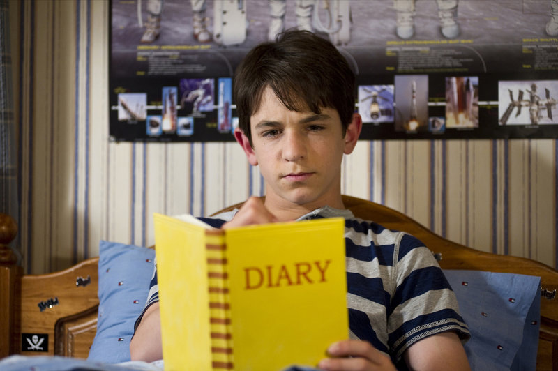 Hält seine Streiche akribisch im Tagebuch fest: Greg (Zachary Gordon) ... – Bild: ProSieben Media AG © 2012 Twentieth Century Fox Film Corporation. All rights reserved. Hält seine Streiche akribisch im Tagebuch fest: Greg (Zachary Gordon) ... – Bild: ProSieben Media AG © 2012 Twentieth Century Fox Film Corporation. All rights reserved.