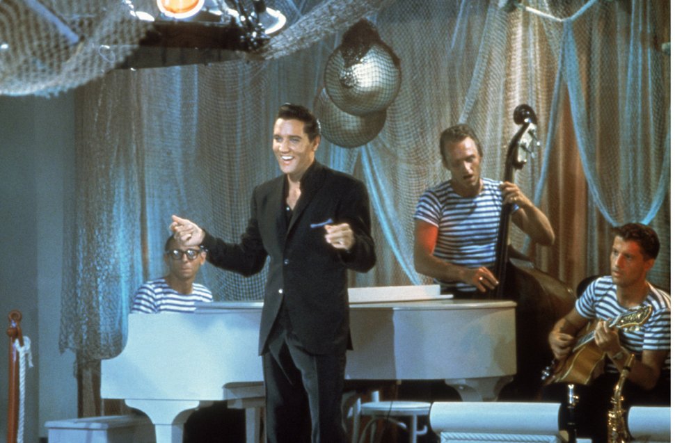 Mit nichts außer seiner Stimme landet Mike Windgren (Elvis Presley, vorne) nach einer turbulenten Reise im Badeort Acapulco… – Bild: ProSieben Media AG TM & Copyright © 2003 by Paramount Pictures Corporation. All Rights Reserved.