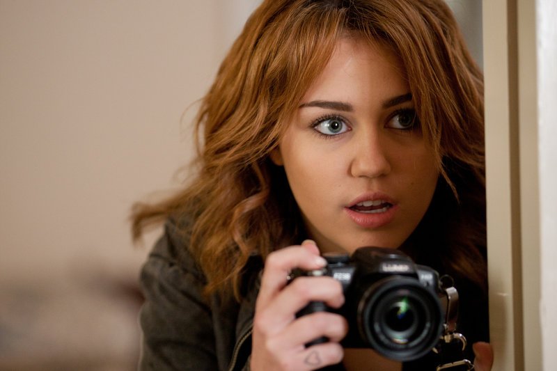 Um ihrem Vater aus einer schwierigen finanziellen Lage zu helfen, lässt sich die abgebrühte junge Privatdetektivin Molly Moris (Miley Cyrus) vom FBI in eine Uni einschleusen. Schon bald wird ihr klar, dass sie nicht die Einzige ist, die den anderen etwas vorspielt … – Bild: ProSieben Media AG © Bluefin Productions LLC Um ihrem Vater aus einer schwierigen finanziellen Lage zu helfen, lässt sich die abgebrühte junge Privatdetektivin Molly Moris (Miley Cyrus) vom FBI in eine Uni einschleusen. Schon bald wird ihr klar, dass sie nicht die Einzige ist, die den anderen etwas vorspielt … – Bild: ProSieben Media AG © Bluefin Productions LLC