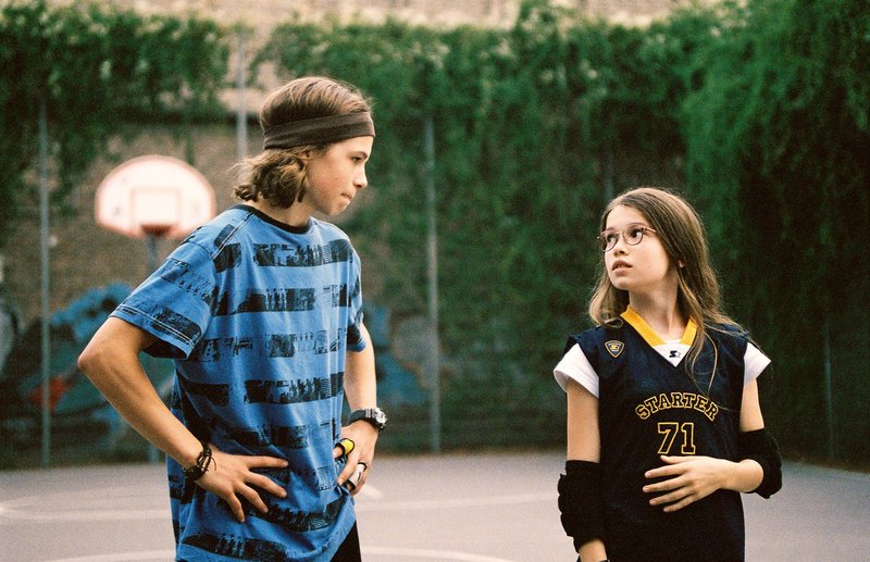 Nelly (Zoe Moore, r.) hofft, dass der Nachbarsjunge Max Minsky (Emil Reinke, l.) ihr das Basketballspielen beibringen kann … – Bild: ProSieben Media AG © X-Verleih