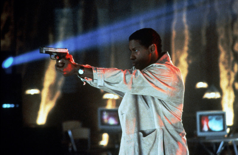 Der Ex-Cop Parker Barnes (Denzel Washington) wird aus dem Gefängnis entlassen, um einen extrem gefährlichen Serienkiller zu fassen ... – Bild: Puls 8 Der Ex-Cop Parker Barnes (Denzel Washington) wird aus dem Gefängnis entlassen, um einen extrem gefährlichen Serienkiller zu fassen ... – Bild: Puls 8
