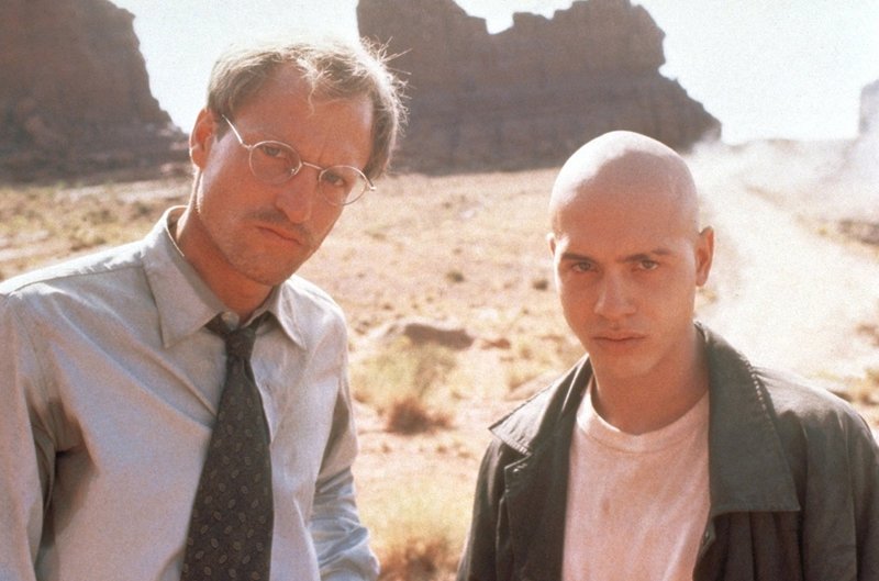 Dr. Michael Reynolds (Woody Harrelson, l.) ist ein karrierefixierter Arzt. Doch als ihn das Navajo-Halbblut Brandon (Jon Seda, r.) entführt, ändert sich sein Leben radikal … – Bild: Puls 8 Dr. Michael Reynolds (Woody Harrelson, l.) ist ein karrierefixierter Arzt. Doch als ihn das Navajo-Halbblut Brandon (Jon Seda, r.) entführt, ändert sich sein Leben radikal … – Bild: Puls 8