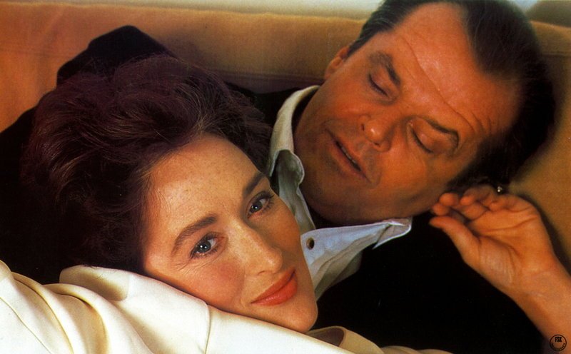 Rachel (Meryl Streep, l.) und Mark (Jack Nicholson, r.) lernen sich auf einer Hochzeit kennen und lieben. Obwohl beide nicht an die Ehe glauben, beschließen sie sofort zu heiraten und ihr Glück scheint perfekt… – Bild: Puls 8 Rachel (Meryl Streep, l.) und Mark (Jack Nicholson, r.) lernen sich auf einer Hochzeit kennen und lieben. Obwohl beide nicht an die Ehe glauben, beschließen sie sofort zu heiraten und ihr Glück scheint perfekt… – Bild: Puls 8