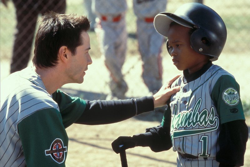 Die letzten Tipps vor dem entscheidenden Spiel: G-Baby (DeWayne Warren, r.) und Conor (Keanu Reeves, l.) … – Bild: Puls 8