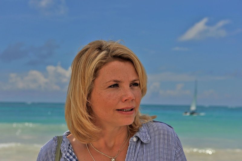 Seit 15 Jahren träumt die aufopferungsvolle Hausfrau und Mutter Barbara Lichtblau (Annette Frier) von einer Hochzeitsreise nach Mexiko. Eines Tages schenkt sie ihrer Familie eine Woche Mexiko, doch weder Ehemann noch Kinder wollen mit. Also reist sie allein mit Freundin – und ein romantisches Abenteuer beginnt … – Bild: Puls 8