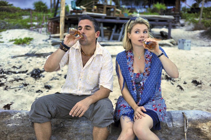 Kaum in Mexiko angekommen, verliebt sich ihre Freundin in einen Einheimischen. Barbara (Annette Frier, r.) drohen einsame Tage, wäre da nicht der attraktive Strandbarbesitzer Pepe (Roberto Guerra, l.) … – Bild: Puls 8 Kaum in Mexiko angekommen, verliebt sich ihre Freundin in einen Einheimischen. Barbara (Annette Frier, r.) drohen einsame Tage, wäre da nicht der attraktive Strandbarbesitzer Pepe (Roberto Guerra, l.) … – Bild: Puls 8