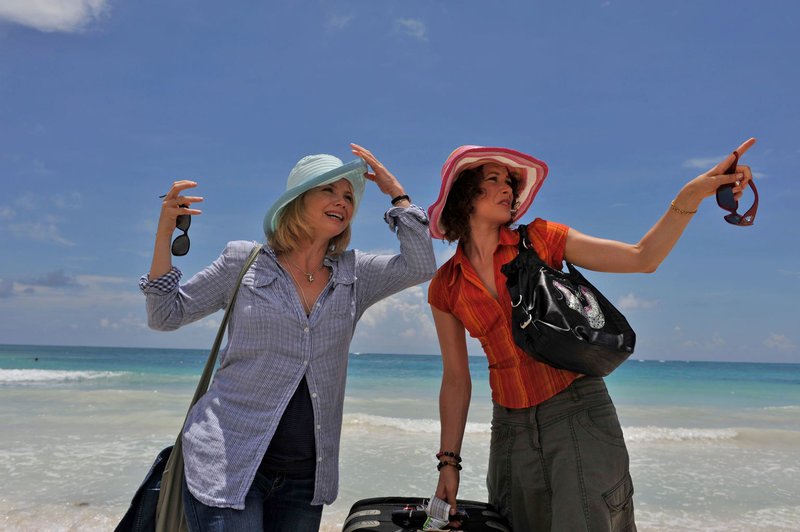 Zu ihrem Geburtstag schenkt sich die bescheidene Barbara Lichtblau (Annette Frier, l.) eine Mexiko-Reise. Weil ihr Mann nicht mitkommen will, springt kurzerhand ihre Freundin Sandra (Fabienne Elaine Hollwege, r.) ein. Alles ist so, wie sie es sich immer erträumt hat: blauer Himmel, weißer Strand – allerdings hat Sandra vom ersten Tag an nur noch Augen für den feurigen Diego … – Bild: Puls 8 Zu ihrem Geburtstag schenkt sich die bescheidene Barbara Lichtblau (Annette Frier, l.) eine Mexiko-Reise. Weil ihr Mann nicht mitkommen will, springt kurzerhand ihre Freundin Sandra (Fabienne Elaine Hollwege, r.) ein. Alles ist so, wie sie es sich immer erträumt hat: blauer Himmel, weißer Strand – allerdings hat Sandra vom ersten Tag an nur noch Augen für den feurigen Diego … – Bild: Puls 8