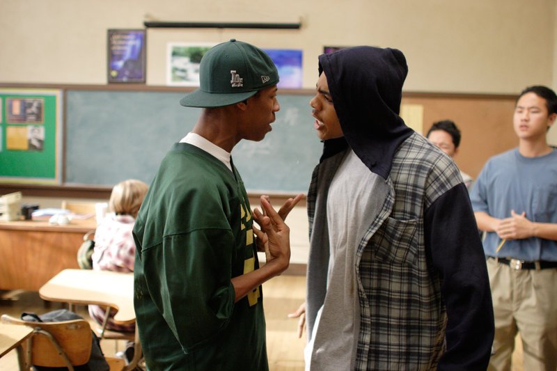 Das Leben an den High Schools im Zentrum von Los Angeles wird vom Gang-Alltag bestimmt. Die Lehrer versuchen vor allem, den Tag heil zu überstehen und fördern nur einige wenige Kids, vor denen sie keine Angst haben müssen. Dem Rest (v.l.n.r. Mario Barrett, Deance Wyatt) gehen sie lieber aus dem Weg. – Bild: Puls 8 Das Leben an den High Schools im Zentrum von Los Angeles wird vom Gang-Alltag bestimmt. Die Lehrer versuchen vor allem, den Tag heil zu überstehen und fördern nur einige wenige Kids, vor denen sie keine Angst haben müssen. Dem Rest (v.l.n.r. Mario Barrett, Deance Wyatt) gehen sie lieber aus dem Weg. – Bild: Puls 8