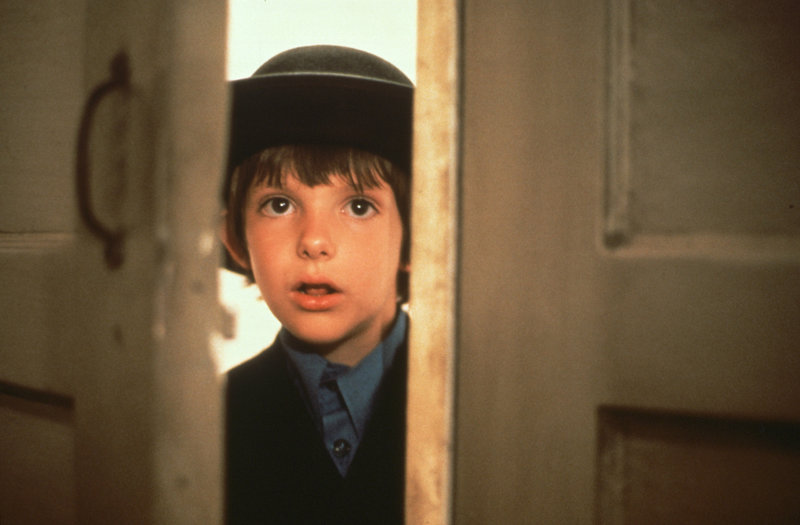 Auf dem Bahnhof in Philadelphia wird der 8-jährige Sam (Lukas Haas) einziger Zeuge eines Mordes ... – Bild: Puls 8 Auf dem Bahnhof in Philadelphia wird der 8-jährige Sam (Lukas Haas) einziger Zeuge eines Mordes ... – Bild: Puls 8