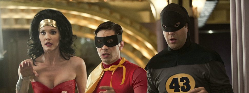 Wer hätte gedacht, dass das Speed Dating zwischen Robin (Justin Long, M.) und Supergirl in einem Kampf um das Schicksal der Stadt endet? Batman (Jason Sudeikis, r.) und Wonder Woman (Leslie Bibb, l.) müssen dabei helfen, den Pinguin zu töten… – Bild: Puls 8