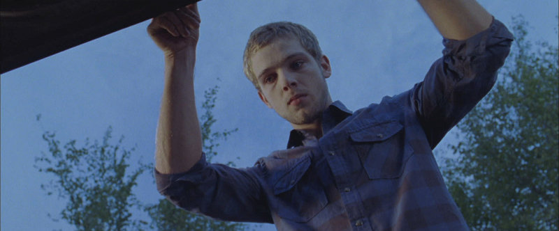 Während Tyler Elissa immer mehr Angst einjagt, scheint Ryan (Max Thieriot) genau der richtige Typ für sie zu sein ... – Bild: Puls 8 Während Tyler Elissa immer mehr Angst einjagt, scheint Ryan (Max Thieriot) genau der richtige Typ für sie zu sein ... – Bild: Puls 8