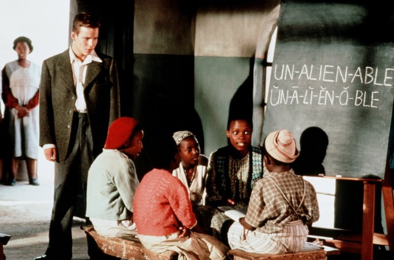 Der junge, idealistische P.K (Stephen Dorff, l.) kämpft für ein Schulsystem, das der schwarzen Bevölkerung in Südafrika eine Chance gibt … – Bild: Puls 8