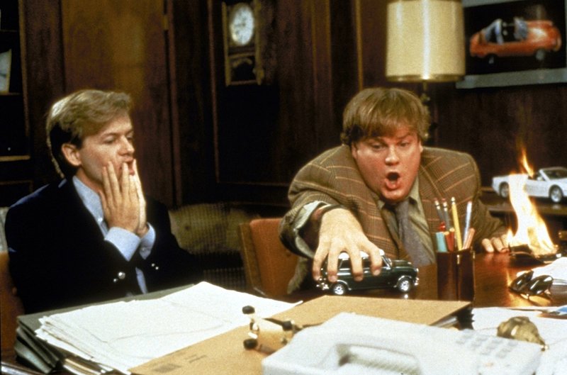 Richard (David Spade, l.) ist ziemlich irritiert über die ungewöhnlichen Verkaufsmethoden von Tommy Boy (Chris Farley, r.) … – Bild: Puls 8 Richard (David Spade, l.) ist ziemlich irritiert über die ungewöhnlichen Verkaufsmethoden von Tommy Boy (Chris Farley, r.) … – Bild: Puls 8