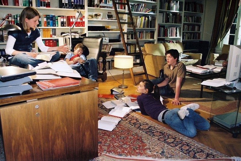 Nachdem sie von den Heiratsplänen ihres Vaters erfahren haben, sind sich die vier Windscheid-Kinder Janina (Karla Spirandelli, l.), Benny (Paul Zerbst, 2.v.l.), Kirsten (Camilla Renschke, 2.v.r.) und Micha (Ivan Spirandelli, r.) einig: Diese Hochzeit darf niemals stattfinden! Also beherzigen sie einen der Kernsätze ihres Vaters: „Wenn Euch jemand in die Quere kommt, beschreitet den Klageweg!“ – Bild: Puls 8 Nachdem sie von den Heiratsplänen ihres Vaters erfahren haben, sind sich die vier Windscheid-Kinder Janina (Karla Spirandelli, l.), Benny (Paul Zerbst, 2.v.l.), Kirsten (Camilla Renschke, 2.v.r.) und Micha (Ivan Spirandelli, r.) einig: Diese Hochzeit darf niemals stattfinden! Also beherzigen sie einen der Kernsätze ihres Vaters: „Wenn Euch jemand in die Quere kommt, beschreitet den Klageweg!“ – Bild: Puls 8