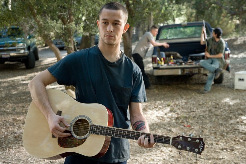 Der sensible Tommy (Joseph Gordon-Levitt) war lange im Irak stationiert. Zurück in den USA wird schon bald deutlich, dass die grausamen Kriegserlebnisse ihre Spuren hinterlassen haben … – Bild: Puls 8 Der sensible Tommy (Joseph Gordon-Levitt) war lange im Irak stationiert. Zurück in den USA wird schon bald deutlich, dass die grausamen Kriegserlebnisse ihre Spuren hinterlassen haben … – Bild: Puls 8