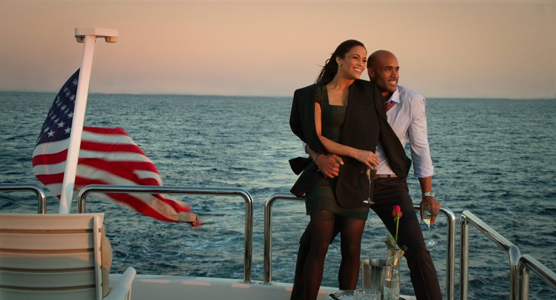 Die romantischen Dates mit Graham (Boris Kodjoe, r.) treffen Montana Moore (Paula Patton, l.) mitten ins Herz. Ist er möglicherweise der richtige Mann, um mit ihm zur Hochzeit ihrer Schwester zu gehen? – Bild: Puls 8 Die romantischen Dates mit Graham (Boris Kodjoe, r.) treffen Montana Moore (Paula Patton, l.) mitten ins Herz. Ist er möglicherweise der richtige Mann, um mit ihm zur Hochzeit ihrer Schwester zu gehen? – Bild: Puls 8