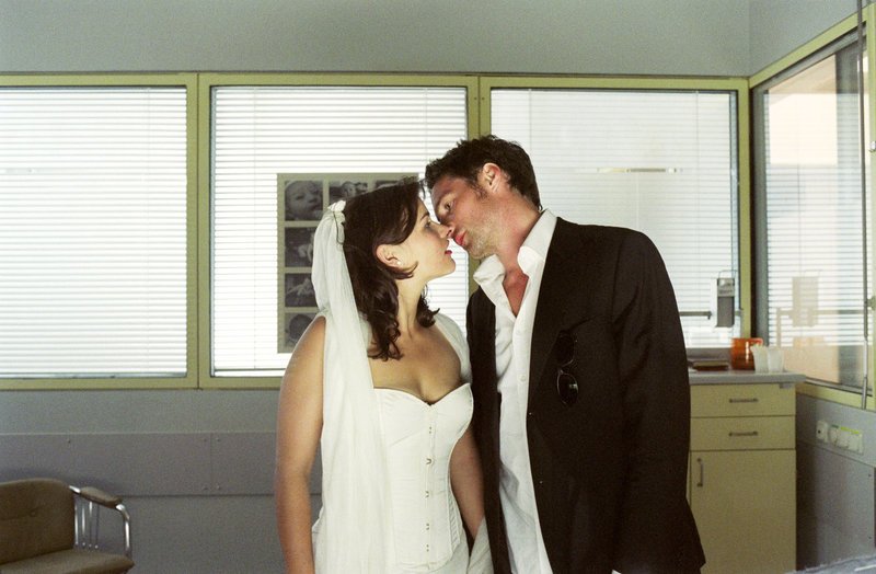 Auch im Krankenhaus können die Frischvermählten Uli (Benjamin Sadler, r.) und Pia (Katharina Wackernagel, l.) nicht voneinander lassen … – Bild: Puls 8 Auch im Krankenhaus können die Frischvermählten Uli (Benjamin Sadler, r.) und Pia (Katharina Wackernagel, l.) nicht voneinander lassen … – Bild: Puls 8