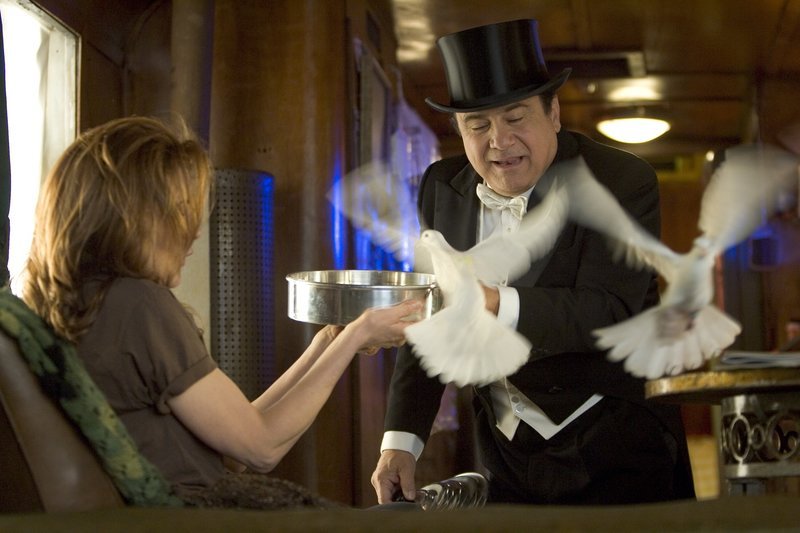 Ausgerechnet im Spielcasino haben sich die beiden angefreundet: die verzweifelte Ehefrau Carol Carver (Kim Basinger, l.) und der ruhmlose Magier Walter (Danny DeVito, r.) … – Bild: Puls 8