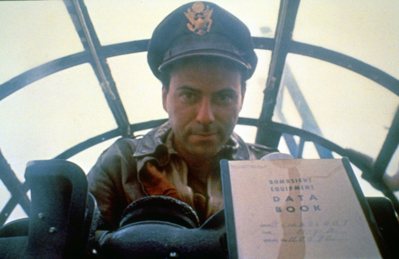 Joe Yossarian (Alan Arkin) verbringt seine militärische Dienstzeit im Zweiten Weltkrieg auf der Mittelmeerinsel Pianosa. Dort herrschen wahrlich menschenfeindliche Zustände. Der junge Soldat will seinem Schicksal nur zu gern entfliehen, aber der einzige Weg, um von den Kampfeinsätzen freigestellt zu werden, ist ein schriftlicher Antrag, in dem man sich für verrückt erklärt ... – Bild: Puls 8 Joe Yossarian (Alan Arkin) verbringt seine militärische Dienstzeit im Zweiten Weltkrieg auf der Mittelmeerinsel Pianosa. Dort herrschen wahrlich menschenfeindliche Zustände. Der junge Soldat will seinem Schicksal nur zu gern entfliehen, aber der einzige Weg, um von den Kampfeinsätzen freigestellt zu werden, ist ein schriftlicher Antrag, in dem man sich für verrückt erklärt ... – Bild: Puls 8