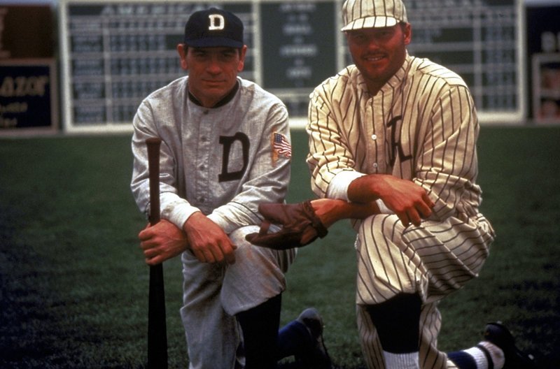 Ty Cobb (Tommy Lee Jones, l.) ist einer der größten Baseballspieler aller Zeiten - aber sein Charakter lässt sehr zu wünschen übrig ... – Bild: Puls 8 Ty Cobb (Tommy Lee Jones, l.) ist einer der größten Baseballspieler aller Zeiten - aber sein Charakter lässt sehr zu wünschen übrig ... – Bild: Puls 8