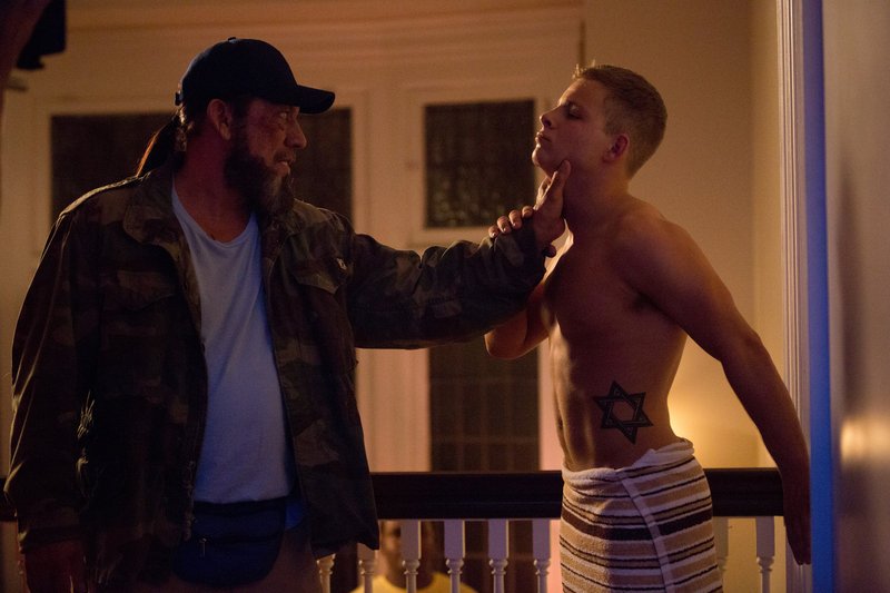 Hammer (Jonathan Lipnicki, r.) vergeht schon bald Lachen, als er erkennt, dass der alte Mann, Vietnamveteran Frank Vega (Danny Trejo, l.), viel mehr drauf hat, als erwartet … – Bild: Puls 8 Hammer (Jonathan Lipnicki, r.) vergeht schon bald Lachen, als er erkennt, dass der alte Mann, Vietnamveteran Frank Vega (Danny Trejo, l.), viel mehr drauf hat, als erwartet … – Bild: Puls 8