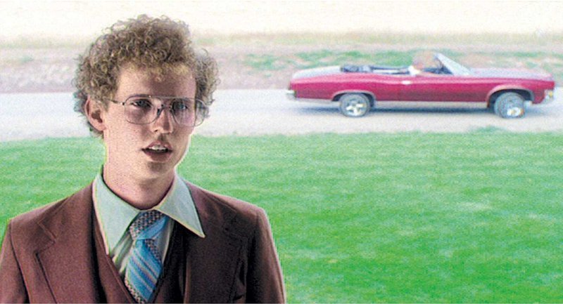 Ein allseits belächelter Außenseiter: Napoleon Dynamite (Jon Heder) … – Bild: Puls 8 Ein allseits belächelter Außenseiter: Napoleon Dynamite (Jon Heder) … – Bild: Puls 8