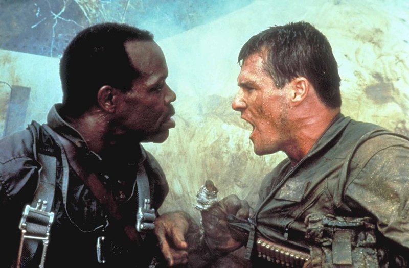 Gegen den Willen ihres Vorgesetzten begibt sich Lt. Jake Grafton (Brad Johnson, r.) mit dem Haudegen Cole (Willem Dafoe, l.) nach Hanoi – dort bombardieren die beiden einen großen Waffenpark… – Bild: Puls 8