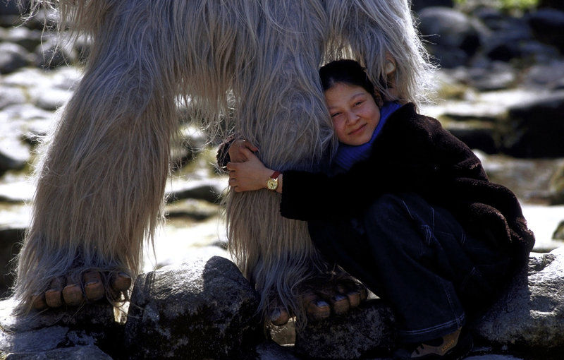 Nur die kleine Charlie (Ines Nieri) ahnt, was in dem Yeti vorgeht, der von Stunde zu Stunde immer kränker wird ... – Bild: Puls 8 Nur die kleine Charlie (Ines Nieri) ahnt, was in dem Yeti vorgeht, der von Stunde zu Stunde immer kränker wird ... – Bild: Puls 8