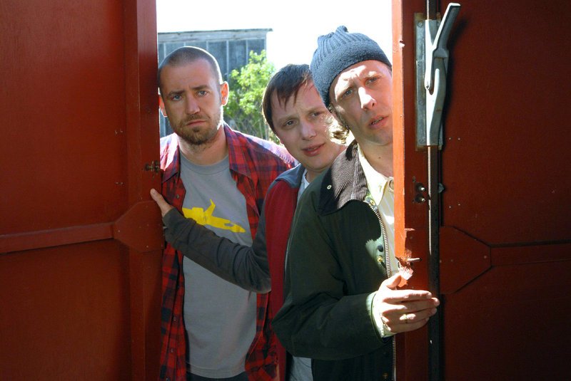 Jörn (Bürger Lars Dietrich, l.), Sven (Arndt Schwering-Sohnrey, M.) und Bengt (Oliver Korittke, r.) beobachten die Annäherung von Sara und Georg. Wird Sara es schaffen, dass Georg wieder in ein Flugzeug steigt …? – Bild: Puls 8 Jörn (Bürger Lars Dietrich, l.), Sven (Arndt Schwering-Sohnrey, M.) und Bengt (Oliver Korittke, r.) beobachten die Annäherung von Sara und Georg. Wird Sara es schaffen, dass Georg wieder in ein Flugzeug steigt …? – Bild: Puls 8