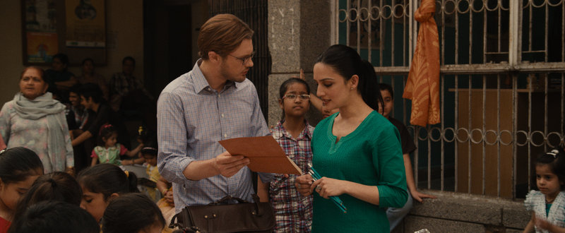 Der junge Wissenschaftler Ian Gray (Michael Pitt) reist nach Indien, um nach dem indischen Mädchen Salomina zu suchen, das mit den Augen der verstorbenen Sofi zur Welt kam ... – Bild: Puls 8 Der junge Wissenschaftler Ian Gray (Michael Pitt) reist nach Indien, um nach dem indischen Mädchen Salomina zu suchen, das mit den Augen der verstorbenen Sofi zur Welt kam ... – Bild: Puls 8