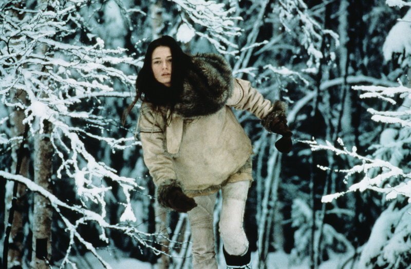 Die schöne Sarah (Catherine McCormack) gerät zwischen die Fronten, als der gierige Minenbaron McLennon zur Jagd auf das Halbblut Hudson und die anderen Indianer bläst … – Bild: Puls 8 Die schöne Sarah (Catherine McCormack) gerät zwischen die Fronten, als der gierige Minenbaron McLennon zur Jagd auf das Halbblut Hudson und die anderen Indianer bläst … – Bild: Puls 8