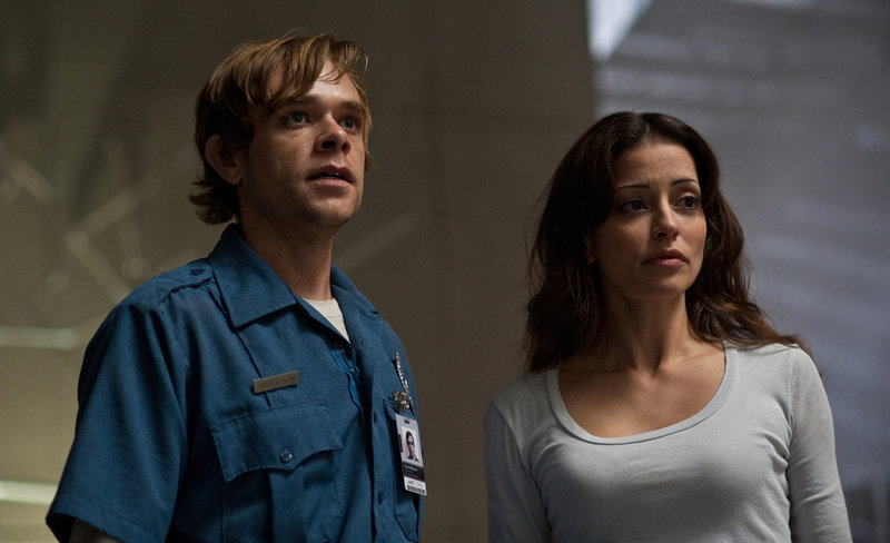 Zusammen mit Elisabeth Reigns (Emmanuelle Vaugier, r.) will Max Matheson (Nick Stahl, l.) das Schicksal von Eleanor Reigns enthüllen und macht eine schreckliche Entdeckung ... – Bild: Puls 8 Zusammen mit Elisabeth Reigns (Emmanuelle Vaugier, r.) will Max Matheson (Nick Stahl, l.) das Schicksal von Eleanor Reigns enthüllen und macht eine schreckliche Entdeckung ... – Bild: Puls 8