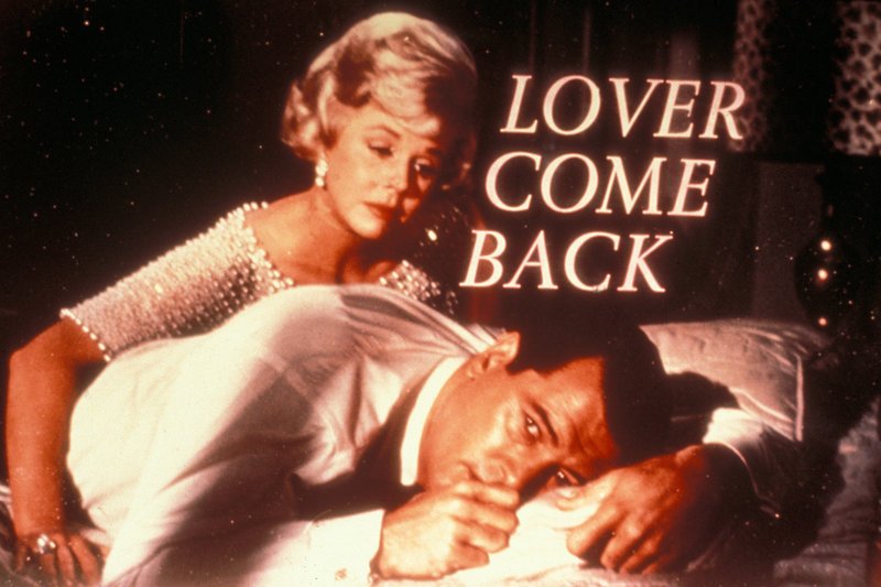 Die attraktive Carol (Doris Day, l.) tröstet Jerry Webster (Rock Hudson, r.), denn sie hat keine Ahnung, dass der eigentlich ihr Konkurrent ist… – Bild: Puls 8