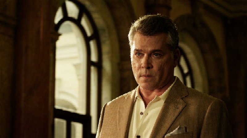 Rache ist süß: Wird es Marty Kingston (Ray Liotta) schaffen, die Täter zu stellen, die seine Teammitglieder ermordet haben? – Bild: Puls 8 Rache ist süß: Wird es Marty Kingston (Ray Liotta) schaffen, die Täter zu stellen, die seine Teammitglieder ermordet haben? – Bild: Puls 8