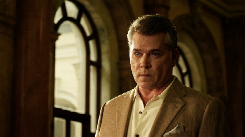 Rache ist süß: Wird es Marty Kingston (Ray Liotta) schaffen, die Täter zu stellen, die seine Teammitglieder ermordet haben? – Bild: Puls 8 Rache ist süß: Wird es Marty Kingston (Ray Liotta) schaffen, die Täter zu stellen, die seine Teammitglieder ermordet haben? – Bild: Puls 8