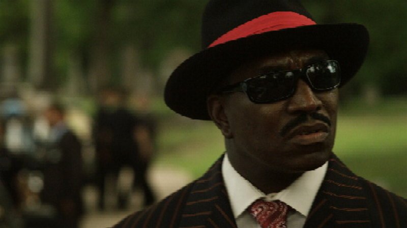 Det. Tyrone Fowler (Clifton Powell) gehört zur Gruppe von Undercover-Cops, die die Drogenszene von Detroit hochgehen lassen wollen. Doch damit lebt er gefährlich … – Bild: Puls 8