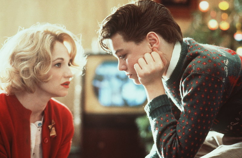 Caroline Wolff (Ellen Barkin, l.) erklärt ihrem Sohn Toby (Leonardo DiCaprio, r.) vorsichtig, dass sie wieder heiraten möchte ... – Bild: Puls 8 Caroline Wolff (Ellen Barkin, l.) erklärt ihrem Sohn Toby (Leonardo DiCaprio, r.) vorsichtig, dass sie wieder heiraten möchte ... – Bild: Puls 8