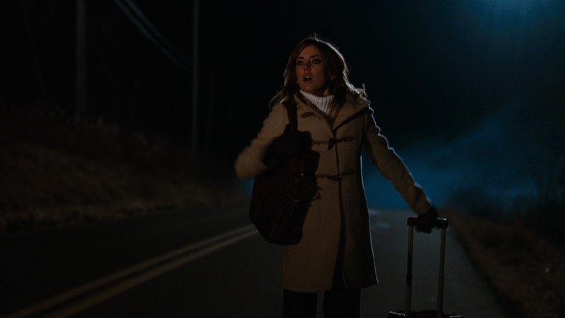 Auf der Suche nach einer Unterkunft geschieht etwas, was das Leben von Elizabeth Mitchum (Jessica Stroup) schlagartig verändert ... – Bild: Puls 8 Auf der Suche nach einer Unterkunft geschieht etwas, was das Leben von Elizabeth Mitchum (Jessica Stroup) schlagartig verändert ... – Bild: Puls 8