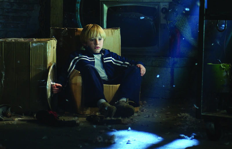Seine Neugier wird ihm zum Verhängnis: Lucas (Nathan Gamble) ... – Bild: Puls 8 Seine Neugier wird ihm zum Verhängnis: Lucas (Nathan Gamble) ... – Bild: Puls 8
