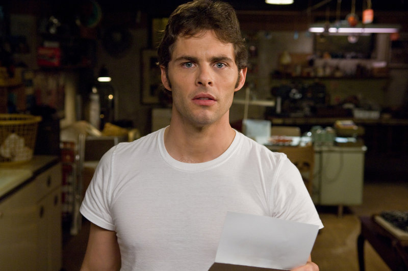 Als Arthur (James Marsden) bei einer Beförderung übergangen wird, erfährt zur gleichen Zeit seine Frau Norma, dass die finanziellen Vergünstigungen für Angehörige des Lehrkörpers im nächsten Semester gestrichen werden. Da lassen sich die beiden auf ein gefährliches Spiel ein, dass das Ende aller finanziellen Probleme bedeuten könnte ... – Bild: Puls 8 Als Arthur (James Marsden) bei einer Beförderung übergangen wird, erfährt zur gleichen Zeit seine Frau Norma, dass die finanziellen Vergünstigungen für Angehörige des Lehrkörpers im nächsten Semester gestrichen werden. Da lassen sich die beiden auf ein gefährliches Spiel ein, dass das Ende aller finanziellen Probleme bedeuten könnte ... – Bild: Puls 8