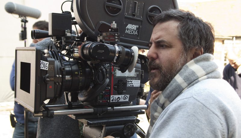 Regisseur Mark Romanek während der Dreharbeiten zu seinem dritten Spielfilm „Alles, was wir geben mussten“ – Bild: Puls 8