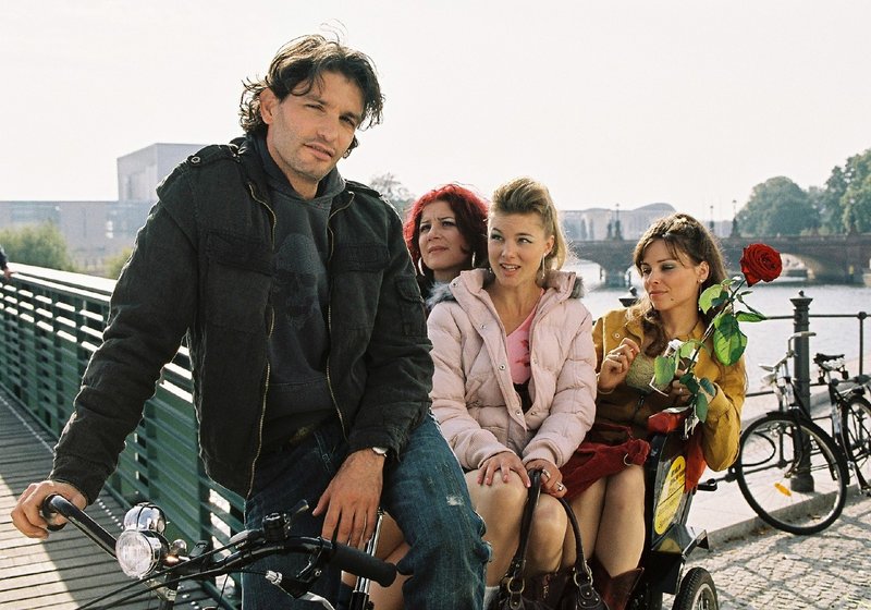 Wie küsst man einen Millionär? – Bild: Puls 8