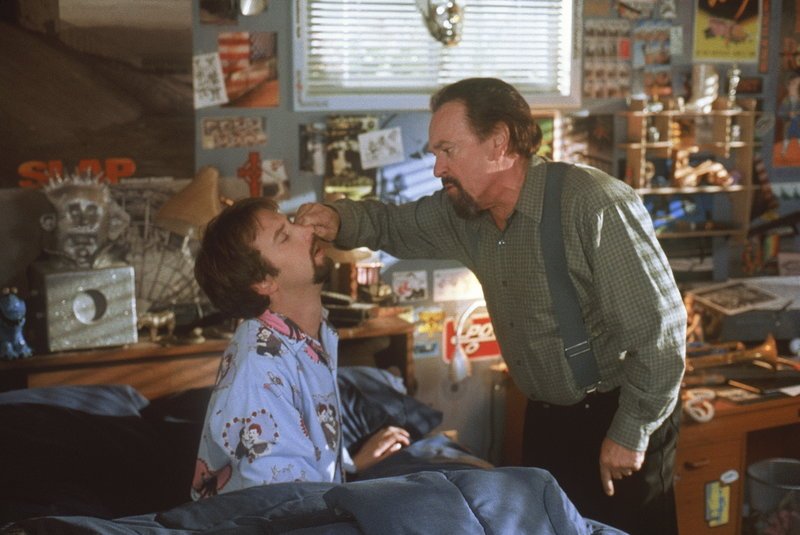 Nesthocker Gord Brody (Tom Green, l.) wird von seinem Daddy (Rip Torn, r.) nicht gerade mit Samthandschuhen angefasst … – Bild: Puls 8