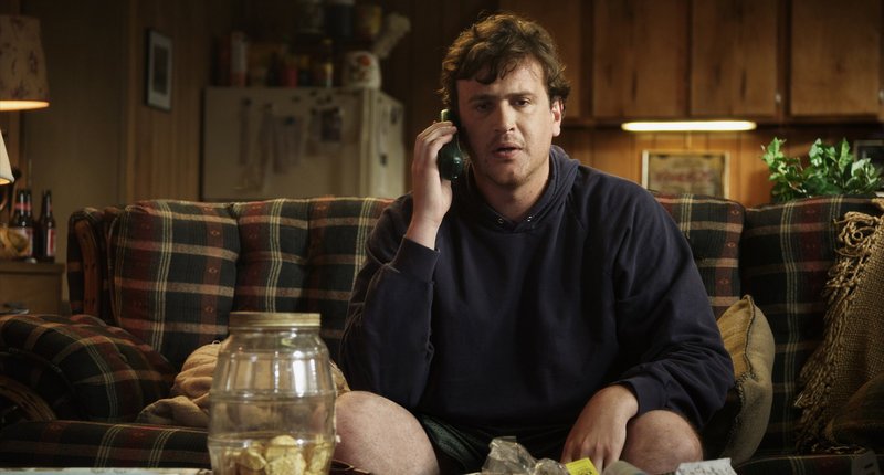 Jeff (Jason Segel) hat sein Leben nicht im Griff und wohnt mit 30 noch bei Mutti im Keller. Ein mysteriöser Anruf reißt ihn aus seiner Lethargie … – Bild: Puls 8