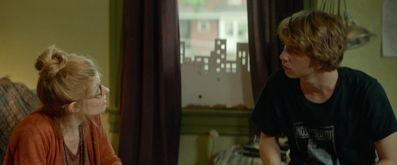 Eigentlich will es Greg (Thomas Mann, r.) so unsichtbar wie möglich durch die Highschool schaffen, doch dann drängt ihn seine Mutter (Connie Britton, l.) dazu, Zeit mit seiner Mitschülerin Rachel zu verbringen - bei der kürzlich Leukämie diagnostiziert wurde ... – Bild: Puls 8 Eigentlich will es Greg (Thomas Mann, r.) so unsichtbar wie möglich durch die Highschool schaffen, doch dann drängt ihn seine Mutter (Connie Britton, l.) dazu, Zeit mit seiner Mitschülerin Rachel zu verbringen - bei der kürzlich Leukämie diagnostiziert wurde ... – Bild: Puls 8